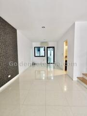 4-Bedroom modern Townhouse in Compound - Sathorn - Sathupradit