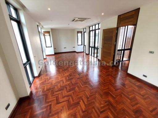 4-Bedrooms single house with private pool in secure compound - Phrom Phong BTS