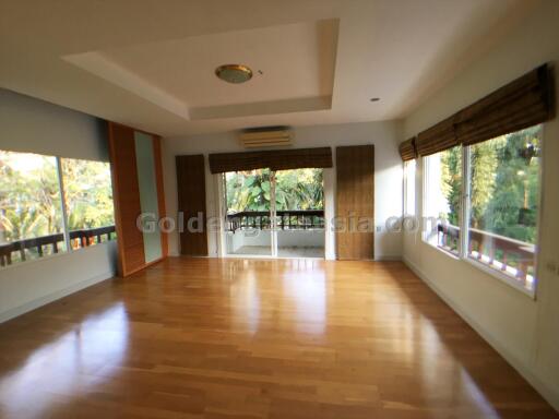 4-Bedrooms Single House in Compound with Garden and Private Swimming  Pool - Sukhumvit Thong Lo BTS