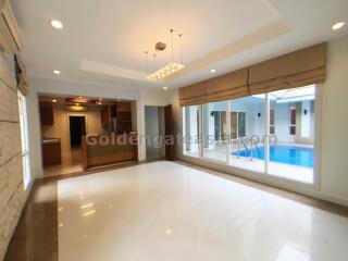 4-Bedrooms Single House in Compound with Garden and Private Swimming  Pool - Sukhumvit Thong Lo BTS