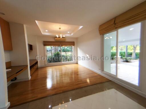 4-Bedrooms Single House in Compound with Garden and Private Swimming  Pool - Sukhumvit Thong Lo BTS