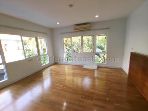 4-Bedrooms Single House in Compound with Garden and Private Swimming  Pool - Sukhumvit Thong Lo BTS