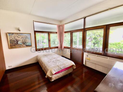 3-Bedrooms single house with garden - Thong Lo