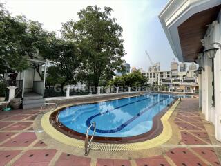 5-Bedroom Mansion with Garden " Pool For Rent - Ekkamai