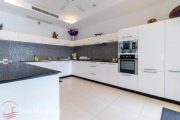 Beautiful 3 Bedroom Pool Villa in Popular Orchid Palm Development on Soi 88