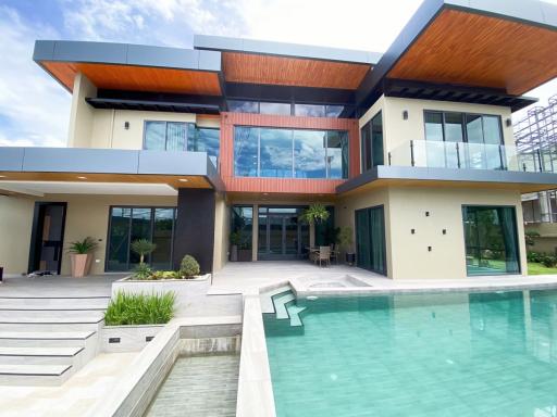 New Luxury Pool Villa for Sale in Pattaya