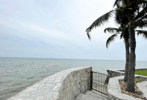 Beautiful 2 Bedroom Beachfront at The Seaside Condominium