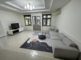 For RENT : Townhouse Phromphong / 4 Bedroom / 4 Bathrooms / 400 sqm / 85000 THB [R11996]