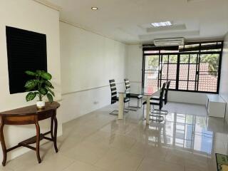 For RENT : Townhouse Phromphong / 4 Bedroom / 4 Bathrooms / 400 sqm / 85000 THB [R11996]