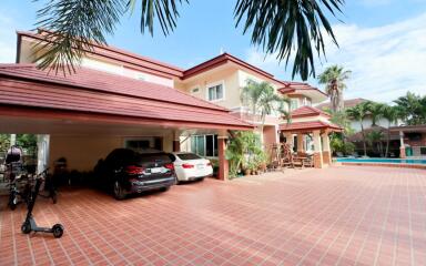 2 Storey Pool Villa For Sale in East Pattaya - 5 Bed 6 Bath
