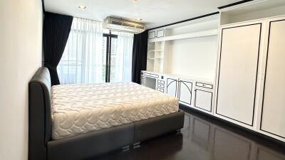 Renovated Large Condo Phrom Phong