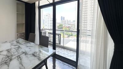 Renovated Large Condo Phrom Phong