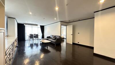 Renovated Large Condo Phrom Phong