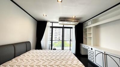 Renovated Large Condo Phrom Phong