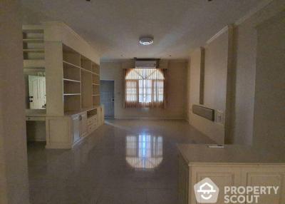 4-BR Townhouse near MRT Huai Khwang (ID 491717)