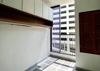 2-BR Condo near MRT Phra Ram 9