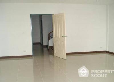 4-BR Townhouse in Bang Na Nuea