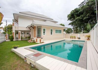 4 bedroom house to rent with private pool