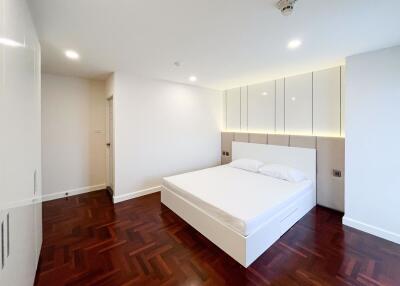 3 bed Condo in Richmond Palace Khlong Tan Nuea Sub District C020334