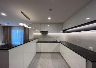 3 bed Condo in Richmond Palace Khlong Tan Nuea Sub District C020334