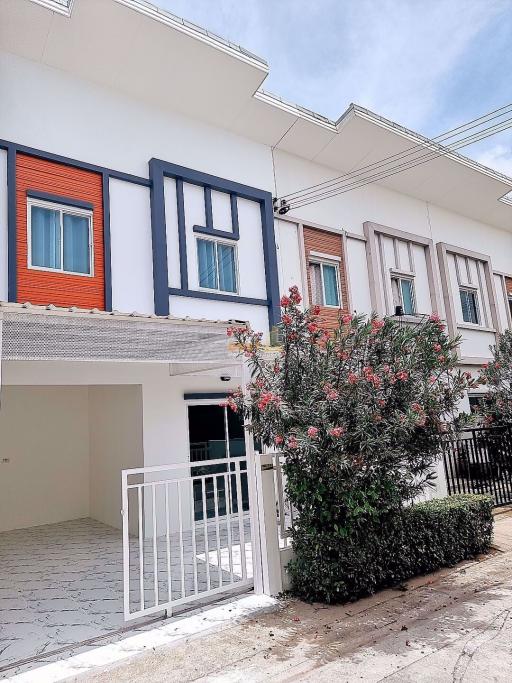 3 Bedrooms Townhouse in Lalin Town East Pattaya H011165