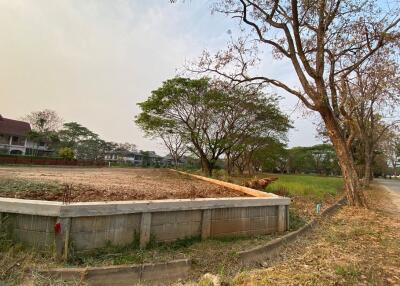 A plot by the lake for sale in Hang Dong