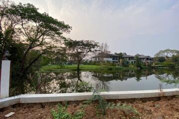 A plot by the lake for sale in Hang Dong