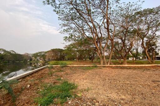 A plot by the lake for sale in Hang Dong