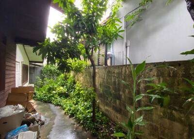 A land with house for sale in Muang Chiang Mai