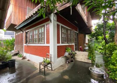 A land with house for sale in Muang Chiang Mai