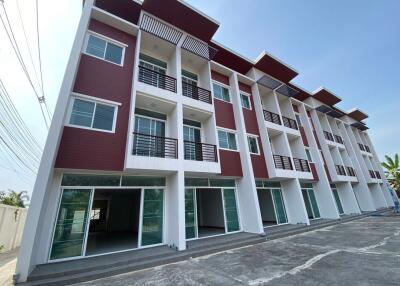 Brand new 3 bed townhome for sale in Chang Phuak Chiang Mai