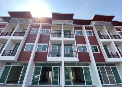 Brand new 3 bed townhome for sale in Chang Phuak Chiang Mai