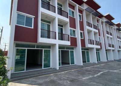 Brand new 3 bed townhome for sale in Chang Phuak Chiang Mai