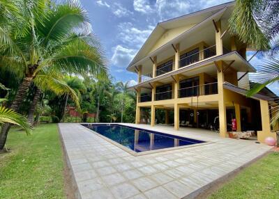 A large family home with private pool for sale in Nam Phrae, Chiang Mai