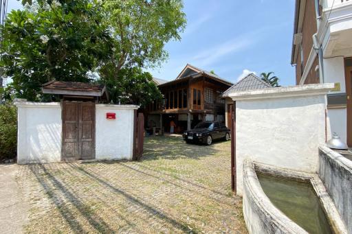 บ้านไม้ทรงไทยที่มีเสน่ห์สำหรับเช่าหรือขายในสันกำแพง เชียงใหม่