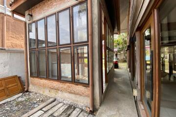 A charming wooden Thai house for rent or sale in Sankhampeang, Chiang Mai