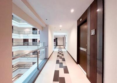 1 Bedroom 1 Bathroom Size 40sqm Sky Walk for Rent 30,000THB