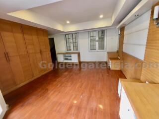 4-Bedroom Modern Townhouse - Langsuan, Lumphini