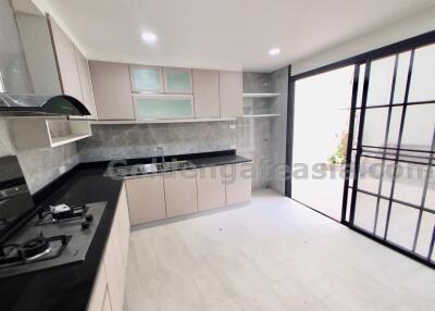 4-Bedroom Modern Townhouse - Langsuan, Lumphini