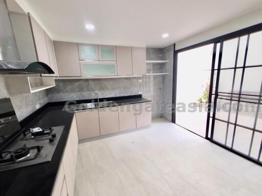 4-Bedroom Modern Townhouse - Langsuan, Lumphini