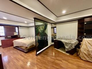 4-Bedroom Modern Townhouse - Langsuan, Lumphini