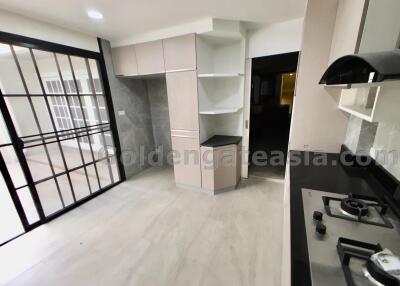 4-Bedroom Modern Townhouse - Langsuan, Lumphini