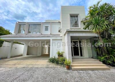 House with Garden and Private Pool - Petchaburi Road. Easy access to Thong Lo and Ekkamai.