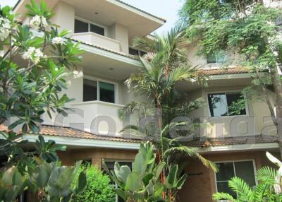 4-Bedrooms Modern House in small compound with shared swimming pool - Petchburi Road / Ekkamai