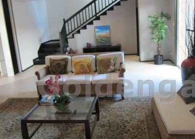 4-Bedrooms Modern House in small compound with shared swimming pool - Petchburi Road / Ekkamai