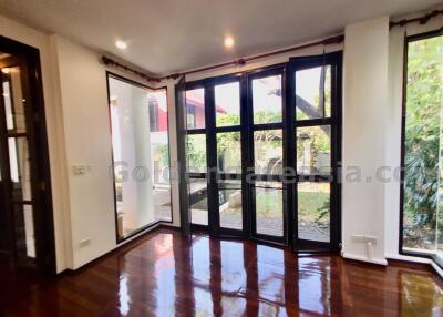 Beautiful 4-Bedrooms House with Large Garden - Rama 9