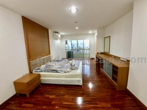 Modern 3-Bedrooms family-friendly apartment - Phrom Phong BTS