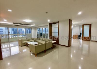 Modern 3-Bedrooms family-friendly apartment - Phrom Phong BTS