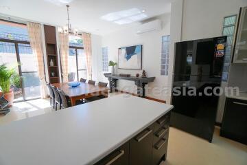 3-Bedrooms Townhome in compound - Phrom Phong BTS