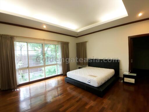 House in compound with garden and shared swimming Pool - Thonglor BTS